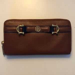 Tory Burch Full-Zip Leather Wallet